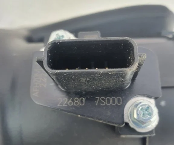 Датчик массового расхода воздуха для Nissan X-Trail T30 RU 2001-2007 на фотографиях