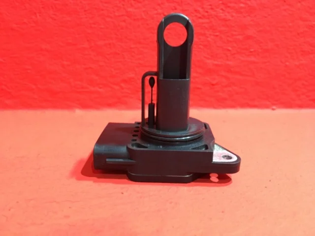 Датчик массового расхода воздуха для Volvo C30 MK 2006-2013 на фотографиях