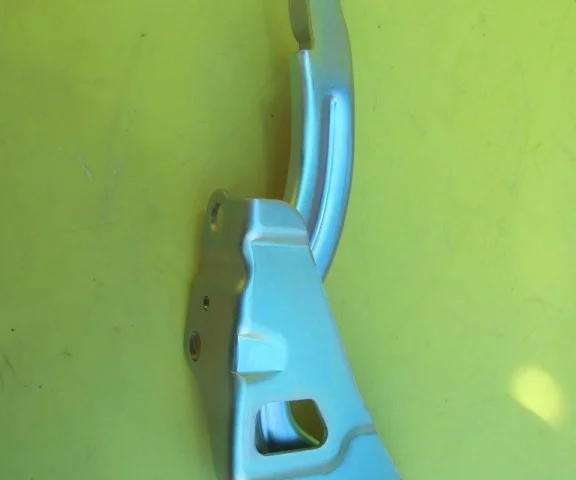 Петля капота левая для Hyundai Solaris 1 RB (2011-2013) на фотографиях