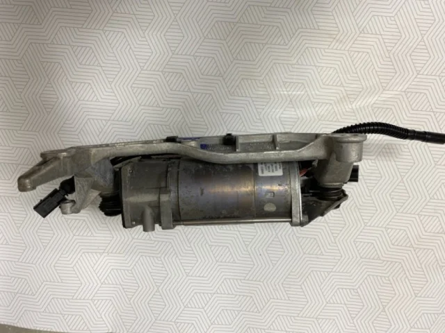 Компрессор пневмоподвески задний для Audi Q7 4L 2005-2015 на фотографиях