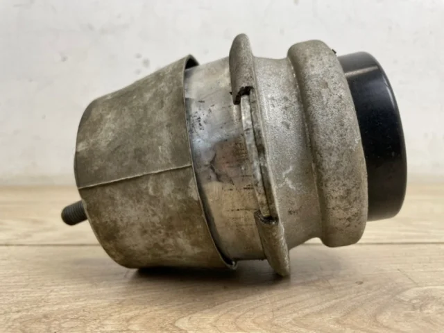 Подушка двигателя задняя левая нижняя для Volkswagen Touareg II (7P5) 2010-2014 на фотографиях