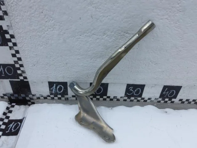 Крепление петли капота для Skoda Rapid I rest NH3 2017-2020 на фотографиях