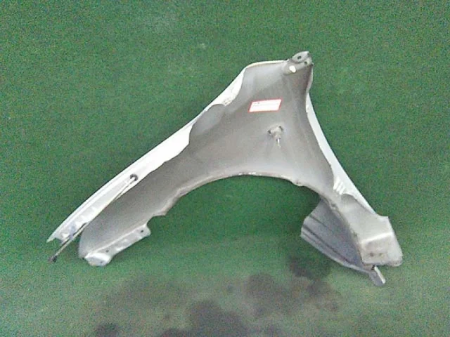 Крылья для Toyota Corolla E120/E130 Хэтчбек 2001-2007 на фотографиях