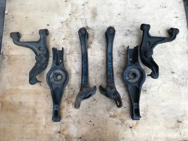 Рычаг задний правый верхний для Suzuki Grand Vitara 3dr 2005-2016 на фотографиях