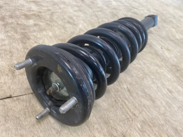 Амортизатор передний левый для Mitsubishi Pajero V70 5dr 1999-2006 на фотографиях