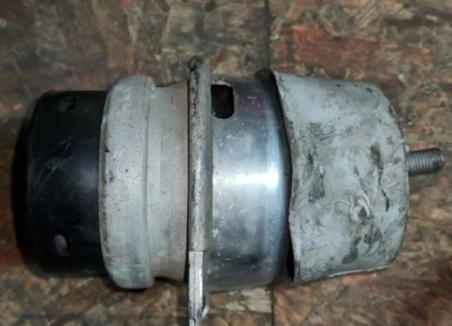 Подушка двигателя задняя левая нижняя для Volkswagen Touareg II (7P5) 2010-2014 на фотографиях