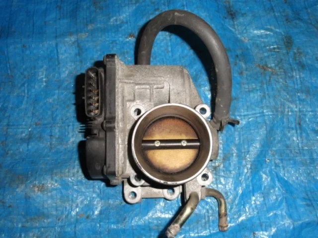 Дроссельная заслонка для Toyota RAV4 XA20 2000-2005 на фотографиях