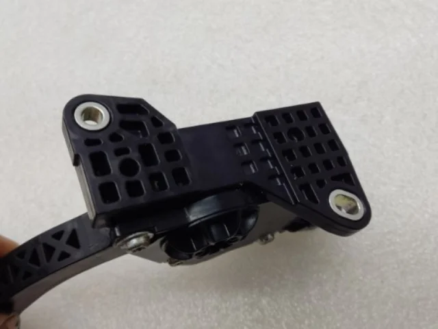 Электронная педаль газа для Toyota RAV4 XA30 2005-2012 на фотографиях