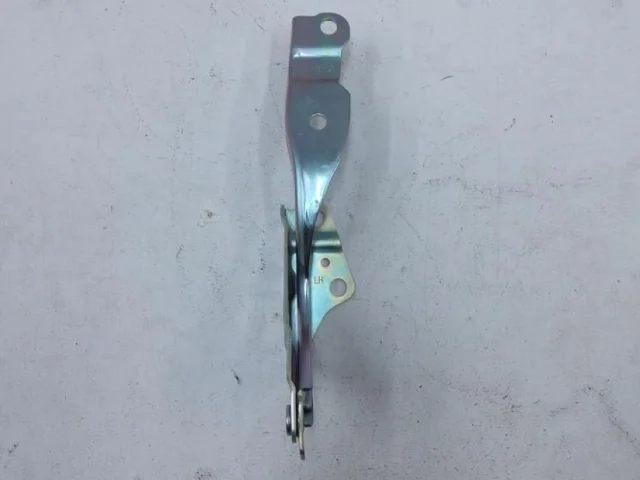 Петля капота левая для Hyundai Solaris 1 рестайлинг 2014-2017 на фотографиях