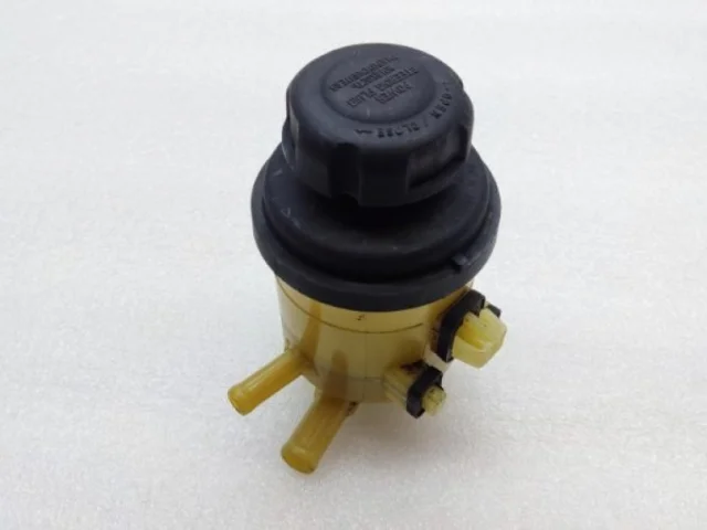 Бачок ГУР для Hyundai Solaris 1 рестайлинг 2014-2017 на фотографиях