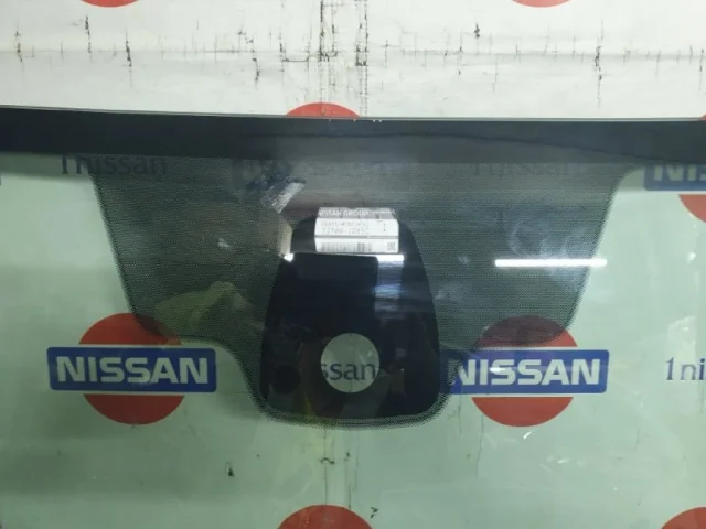 Лобовое (ветровое) стекло для Nissan Qashqai J10 2006-2013 на фотографиях