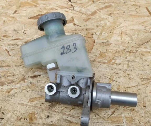 Главный тормозной цилиндр для Suzuki Grand Vitara 2005-2014 на фотографиях