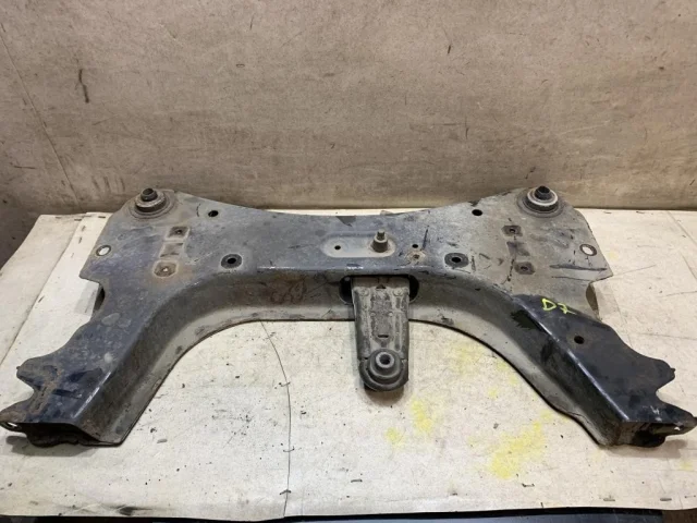 Подрамник двигателя для Nissan Note E11 2005-2012 на фотографиях