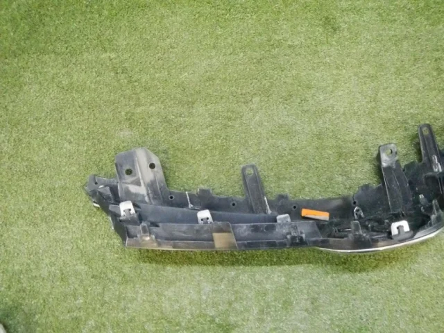 Решетка радиатора для Toyota Corolla E160/E180 Седан (RU) 2012-2016 на фотографиях