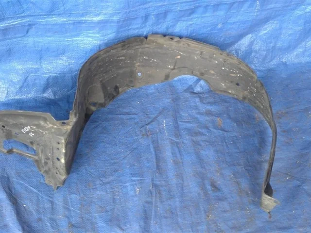 Крылья для Toyota Corolla E120/E130 Хэтчбек 2001-2007 на фотографиях