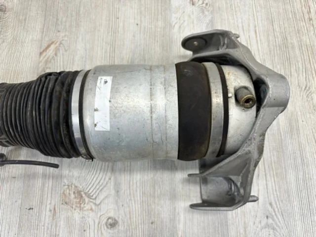 Пневмостойка передняя правая для Audi Q7 4L 2005-2015 на фотографиях