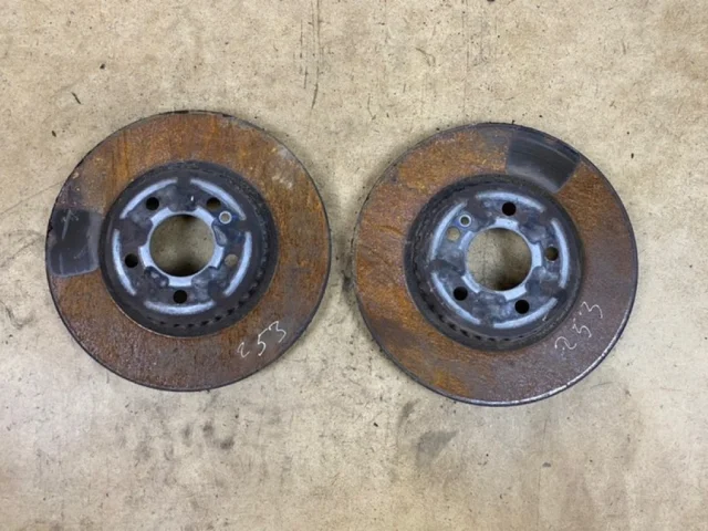 Тормозные колодки задние для Mercedes-Benz E class W213 2016-2023 на фотографиях