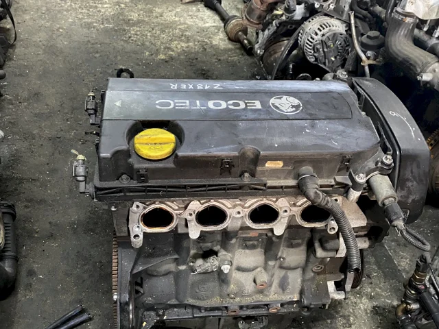 Двигатель без навесного для Opel Zafira B 2005-2015 на фотографиях