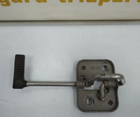 Замок капота для Skoda Rapid II 2020+ на фотографиях