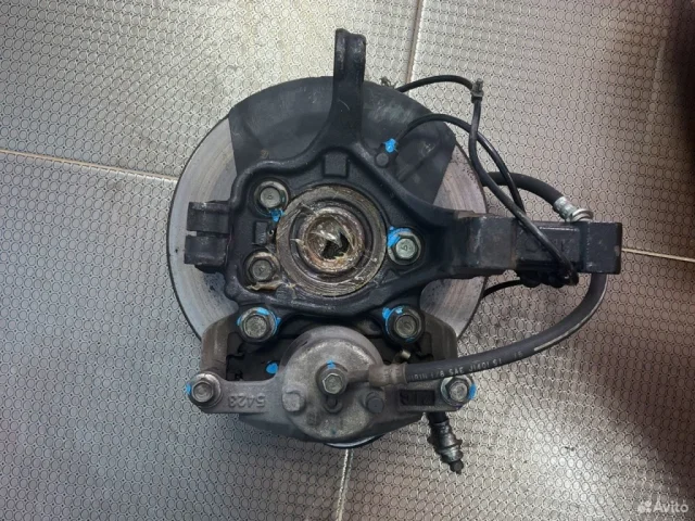 Кулак поворотный левый для Nissan Tiida SC11 Седан 2007-2014 на фотографиях