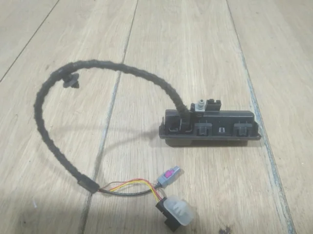 Кнопка открытия багажника для Skoda Rapid II 2020+ на фотографиях