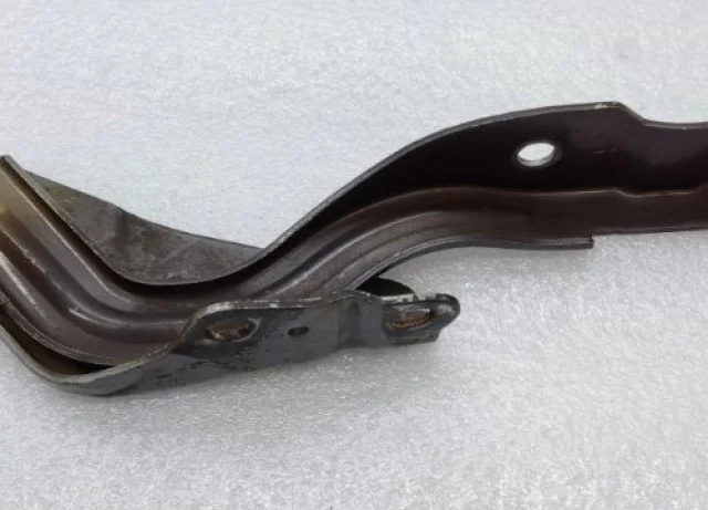 Петля капота левая для Hyundai Solaris 1 RB (2011-2013) на фотографиях