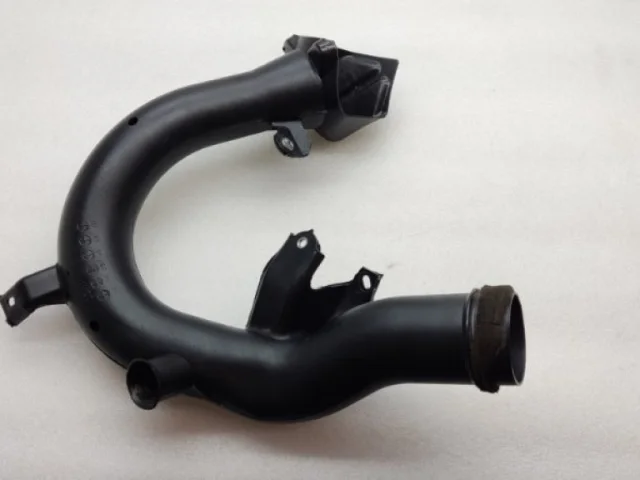 Впускной патрубок воздушного фильтра для Toyota RAV4 XA40 rest 2015-2019 на фотографиях