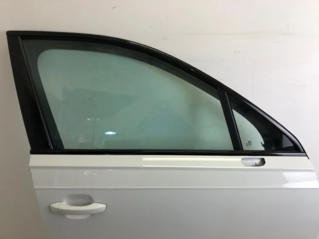 Стекло двери переднее правое для Audi Q7 4M 2015+ на фотографиях