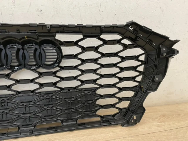 Решетка радиатора для Audi Q3 F3 2018+ на фотографиях