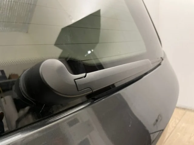 Поводок стеклоочистителя задний для Audi Q7 4M 2015+ на фотографиях