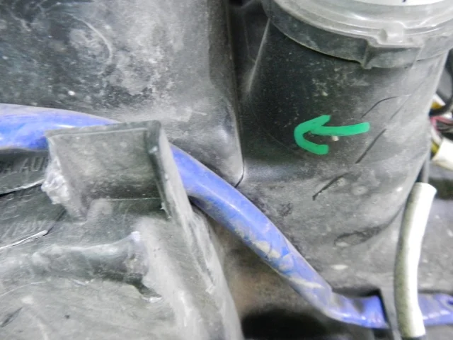 Фара левая для Toyota Land Cruiser 200 2007-2015 на фотографиях