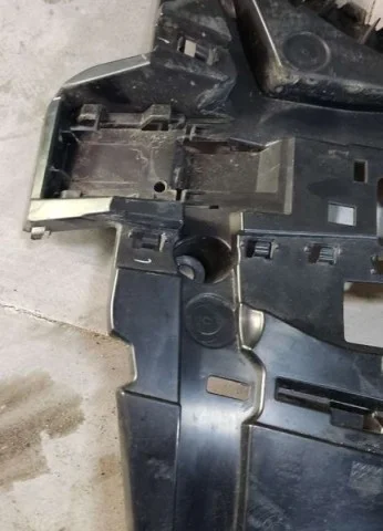 Кронштейн заднего бампера правый для BMW 7er G11/G12 2015-2021 на фотографиях