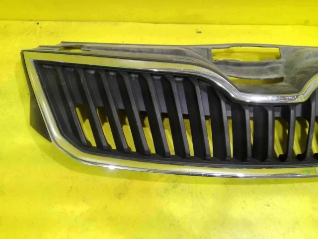 Решетка переднего бампера для Skoda Rapid I NH3 2012-2017 на фотографиях