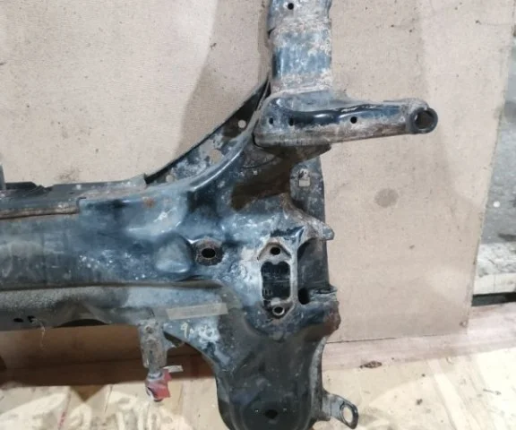 Подрамник двигателя для Opel Mokka 2012-2016 на фотографиях