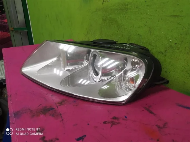 Фара ксенон левая для Volkswagen Touareg I (7L) 2002-2010 на фотографиях