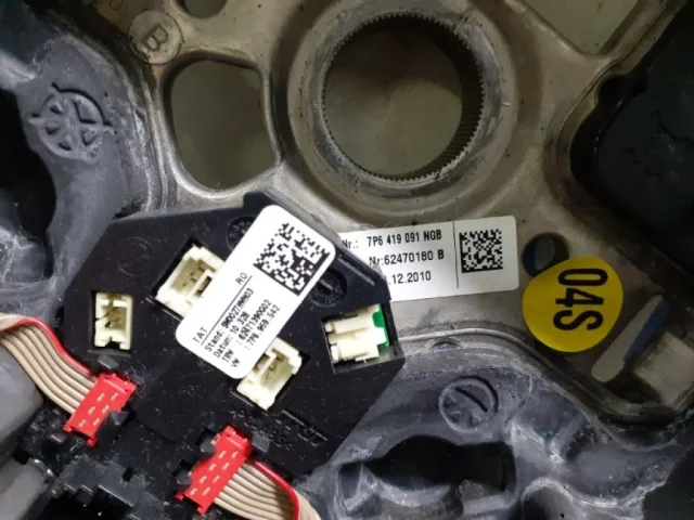 Подушка безопасности водителя для Volkswagen Touareg II (7P5) 2010-2014 на фотографиях