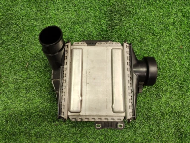 Интеркулер для Mercedes-Benz C class W205 2014-2020 на фотографиях