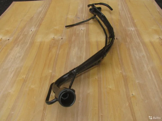 Горловина топливного бака для Toyota RAV4 XA30 2005-2012 на фотографиях