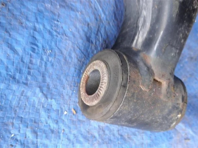 Качающийся рычаг правый для Toyota Corolla E140/E150 Седан 2006-2013 на фотографиях