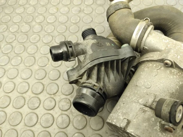 Насос охлаждающей жидкости ДВС(Помпа) для BMW 3er Е93 Кабриолет 2007-2012 на фотографиях