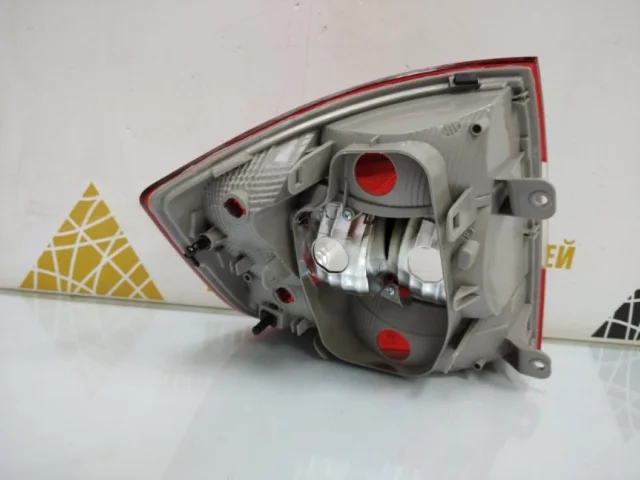 Фонарь правый для Skoda Rapid I NH3 2012-2017 на фотографиях