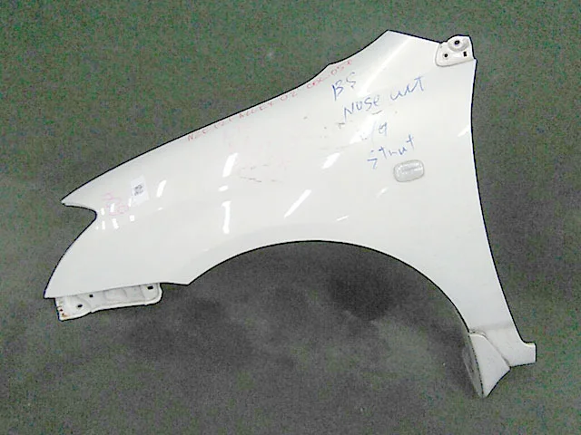 Крылья для Toyota Corolla E120/E130 Хэтчбек 2001-2007 на фотографиях