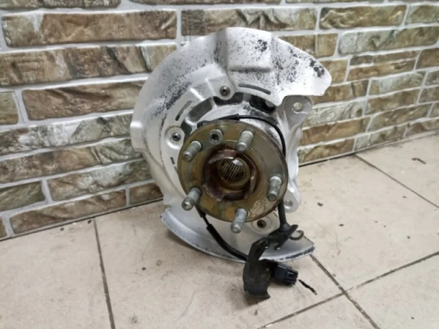 Кулак поворотный левый для Land Rover Range Rover Evoque L538 2011-2015 на фотографиях