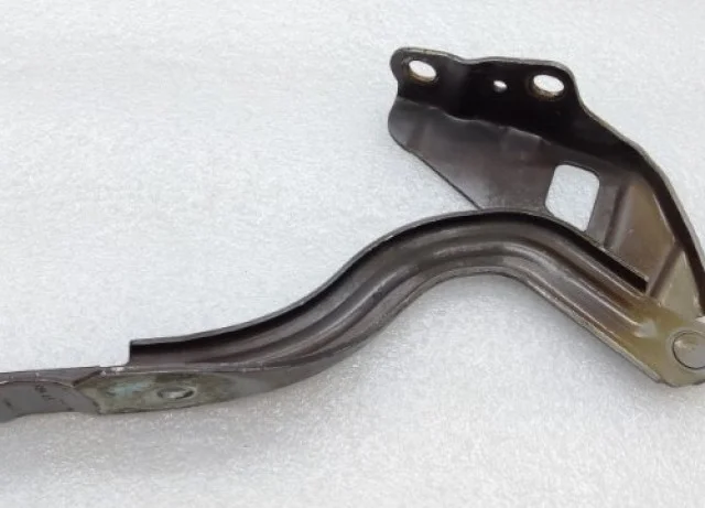 Петля капота левая для Hyundai Solaris 1 RB (2011-2013) на фотографиях