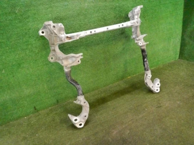 Подрамник двигателя для Audi Q7 4M 2015+ на фотографиях