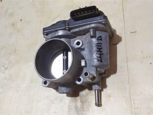 Дроссельная заслонка для Toyota RAV4 XA40 2013-2015 на фотографиях