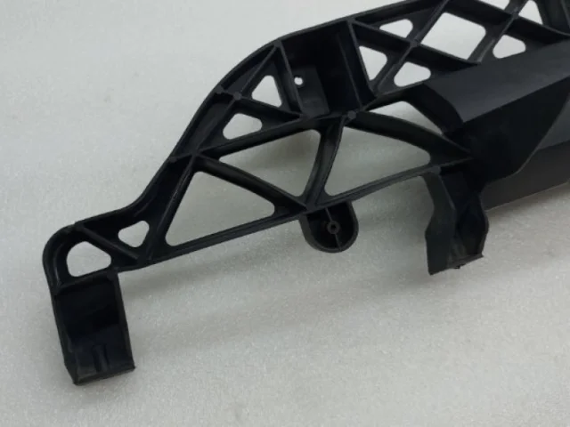 Кронштейн заднего бампера левый для Audi Q7 4L 2005-2015 на фотографиях