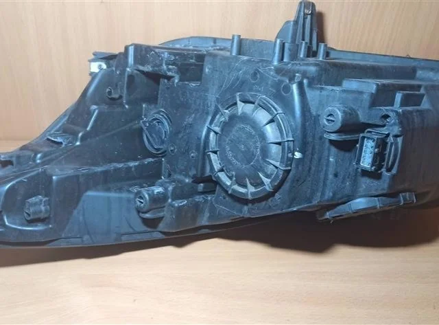 Фары для Opel Insignia Хэтчбек A 2008-2017 на фотографиях