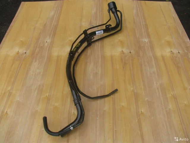 Горловина топливного бака для Toyota RAV4 XA30 2005-2012 на фотографиях