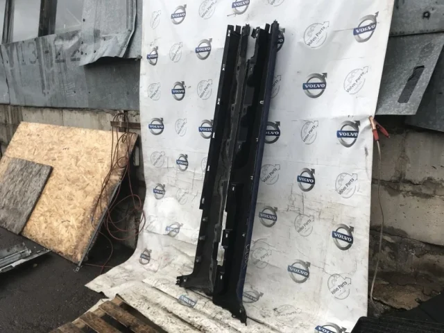 Накладка порога правая для Volvo C30 MK 2006-2013 на фотографиях